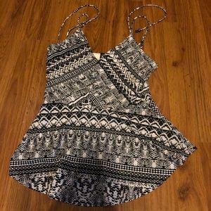 Jessica Simpson black/white summer top.